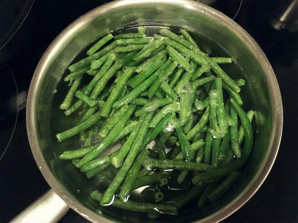 Bohnen in Salzwasser kochen - Rezept für Nudeln mit selbst gemachtem Basilikumpesto nudel rezept, nudeln, rezepte, gesünder essen für kinder, schnelles essen für kinder, gesundes essen für kinder, Nudeln mit selbst gemachtem Basilikumpesto