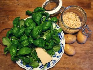 Basilikum, Käse, Pinienkerne und Kartoffeln - Rezept für Nudeln mit selbst gemachtem Basilikumpesto nudel rezept, nudeln, rezepte, gesünder essen für kinder, schnelles essen für kinder, gesundes essen für kinder, Nudeln mit selbst gemachtem Basilikumpesto