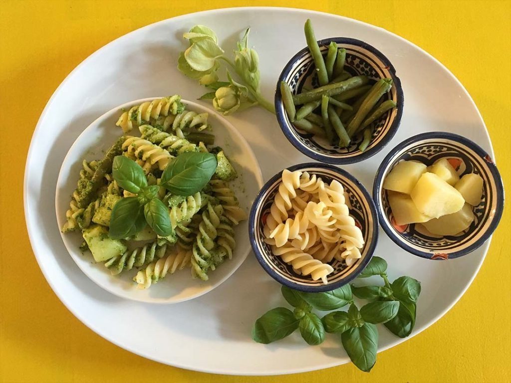 Auswahl and Zutaten für das große Familienessen - Rezept für Nudeln mit selbst gemachtem Basilikumpesto nudel rezept, nudeln, rezepte, gesünder essen für kinder, schnelles essen für kinder, gesundes essen für kinder, Nudeln mit selbst gemachtem Basilikumpesto
